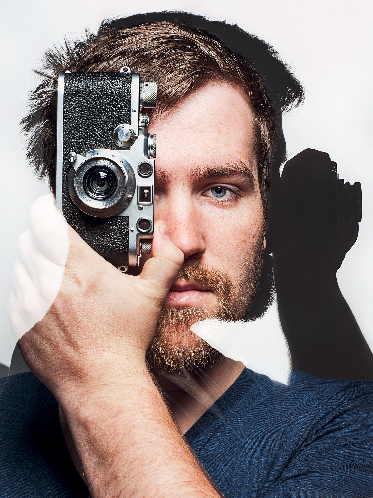 Daniel Böhm von DNL Photographie mit einer Kamera vor dem Gesicht